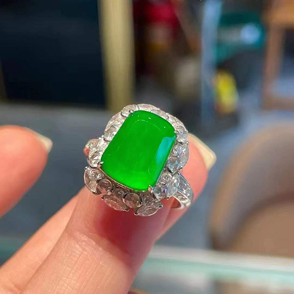 精品满绿翡翠戒指，色辣，起荧光，美艳