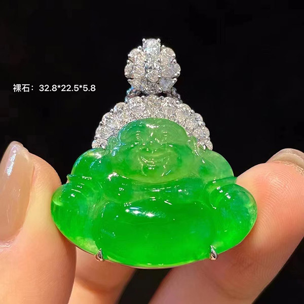 甜甜的阳绿翡翠佛公吊坠 种色相融，经典耐看镶嵌