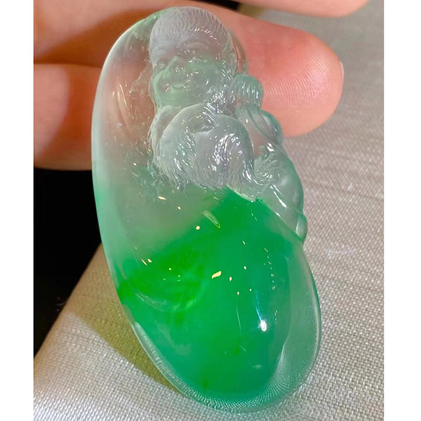 翡翠好彩头吊坠，色阳品质佳，种老胶感十足，雕工细腻，收藏推荐