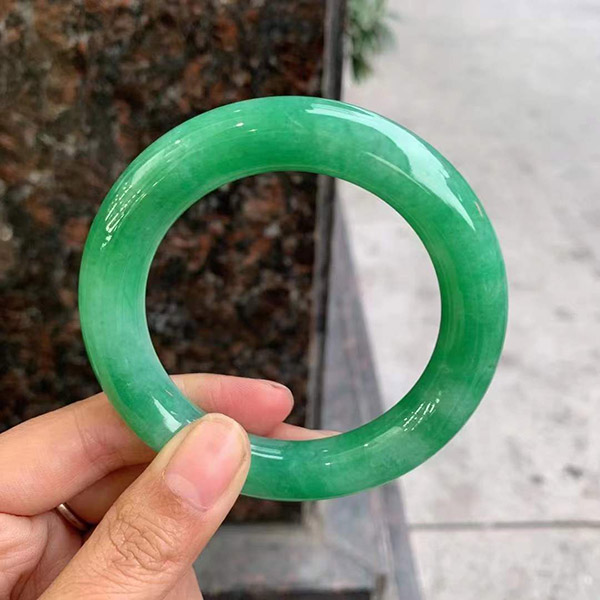 54圈口满绿圆条翡翠手镯，玉质细腻，绿意盈盈
