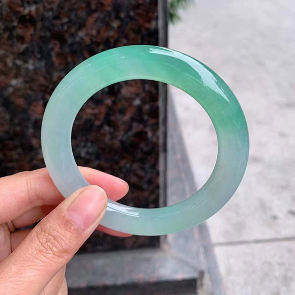 56圈口冰绿水圆条翡翠手镯，冰润细腻，清新甜美