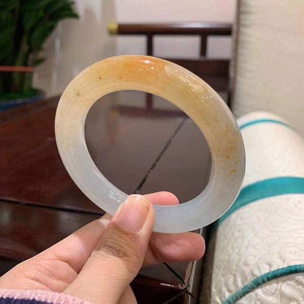 54圈口冰黄翡洒金圆条翡翠手镯，精美耀眼，上手贵气优雅