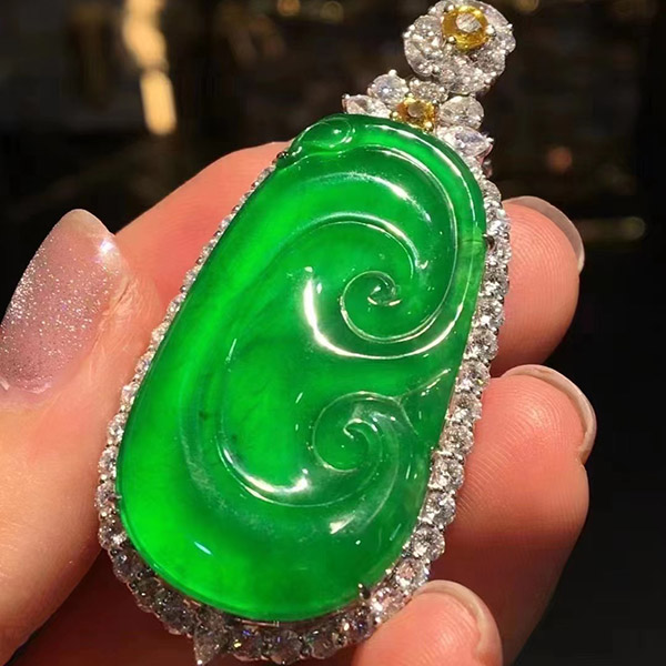 辣绿如意翡翠吊坠，种好色辣 起荧起光
