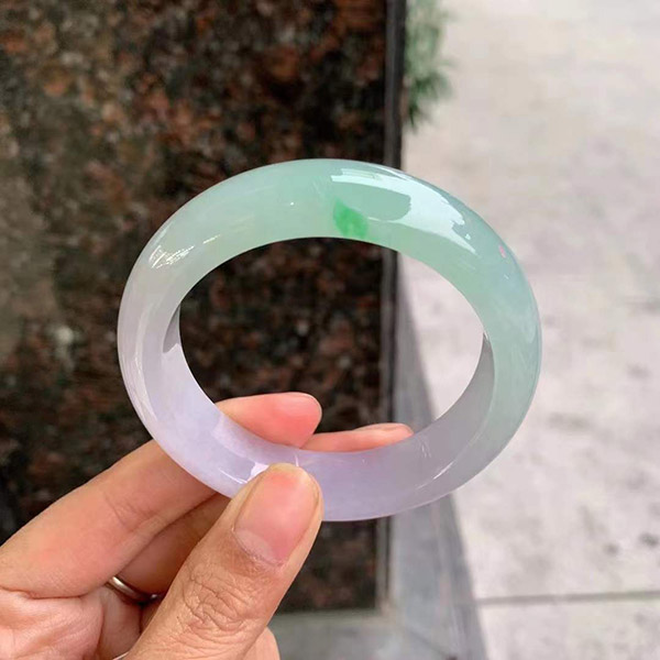 52圈口冰春彩正圈翡翠手镯，半圈冰粉紫底，半圈冰绿底飘绿花，奢华大气