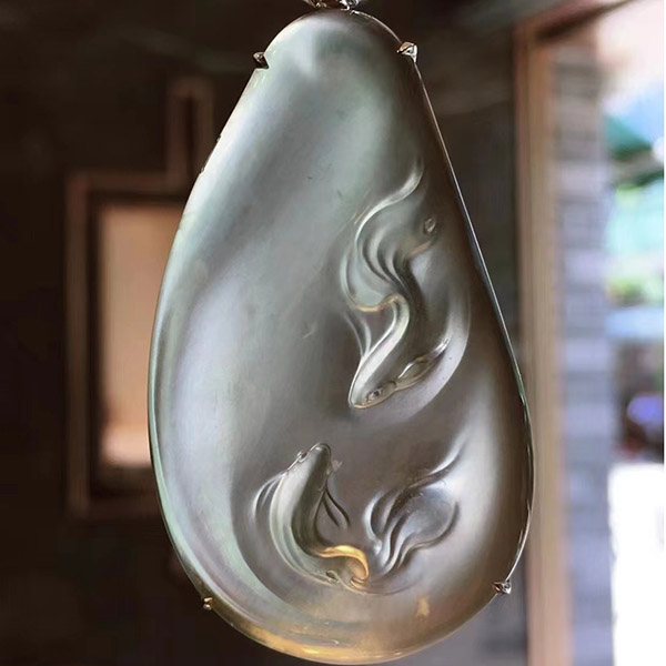 精品玻璃种金鳞戏水翡翠吊坠，料子也是如泉水般清澈，金鳞雕工精湛，栩栩如生，难得的精品