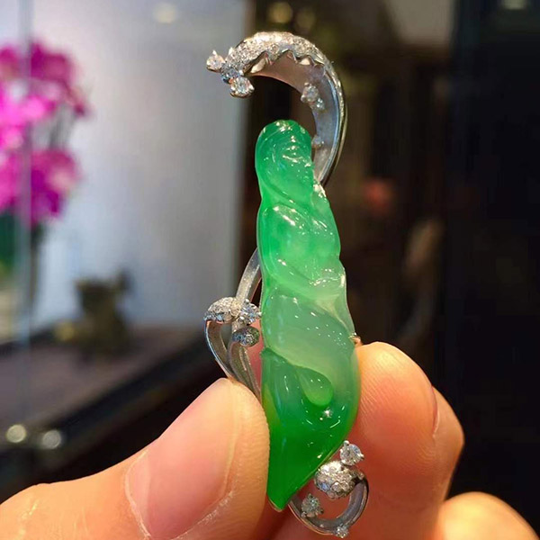 木那料甜阳绿美人鱼设计款翡翠吊坠，胶感十足，满满的果冻感，不会撞款系列