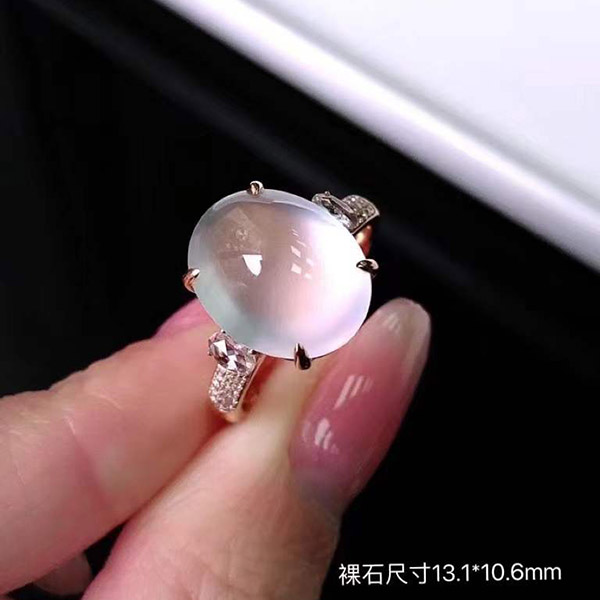 起光蛋面翡翠戒指，种水细腻，莹润起光