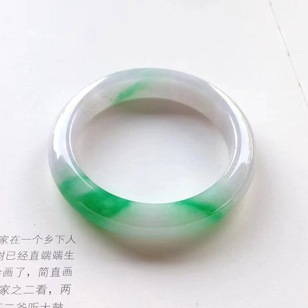 正圈辣色镯52圈口翡翠手镯小六一开颜色辣绿