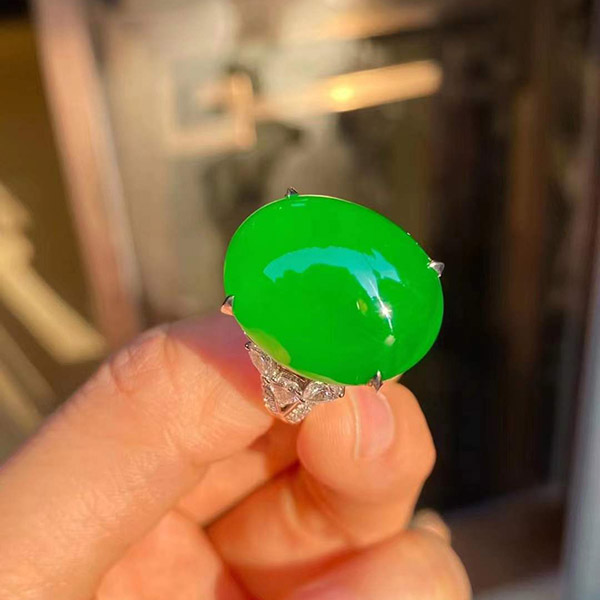 满绿鸽子蛋翡翠戒指，种水好，起光，非常推荐