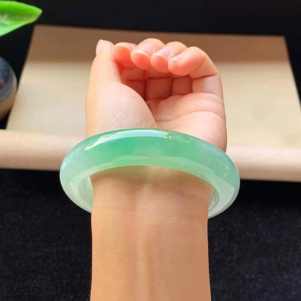 56圈口冰种阳绿正圈翡翠手镯 ，种水色俱佳，水头足，妥妥的高品质