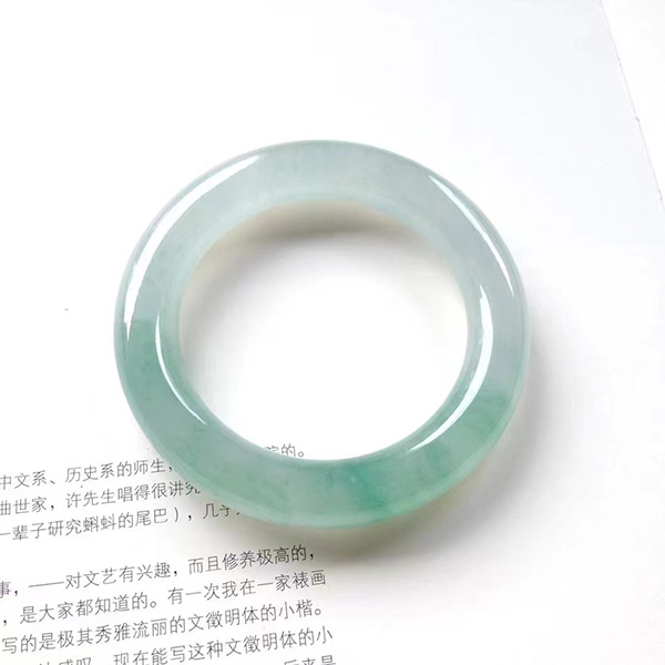 58圈口圆条冰绿种色翡翠手镯