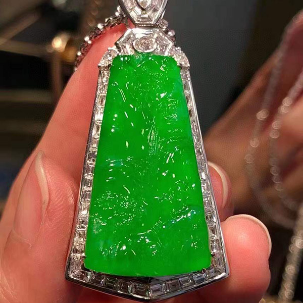 高冰辣绿山水牌翡翠吊坠，质地好，山为靠山水为财，寓意好