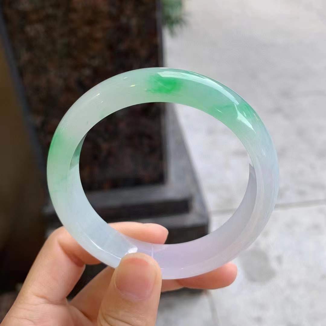 56圈口冰飘绿正圈翡翠手镯，底庄白皙透亮，绿花清新甜美