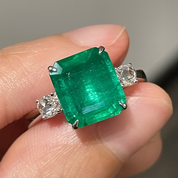 经典的祖母绿，三石款。升级祖母绿 2.88ct vivid色