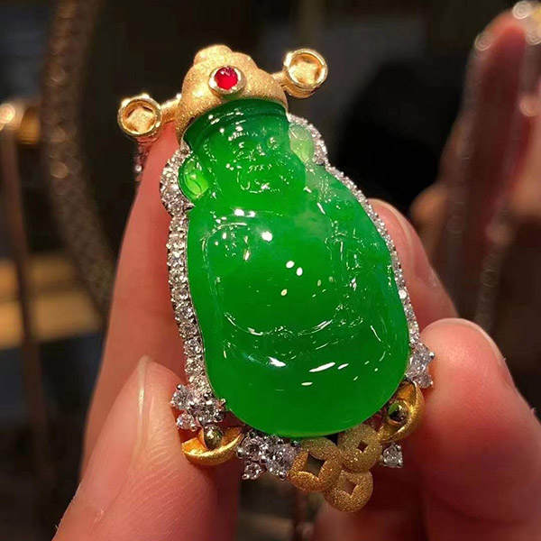 精品高冰阳绿财神爷翡翠吊坠，匠心工艺，顶级镶嵌
