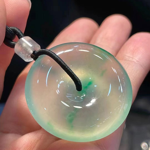 水汪汪的翡翠平安扣吊坠，荧光感+起胶=水足种老，形状还非常饱满，推荐