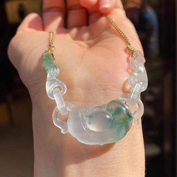 高冰带翠如意锁翡翠挂件，非常百搭，设计款式时尚，品质推荐
