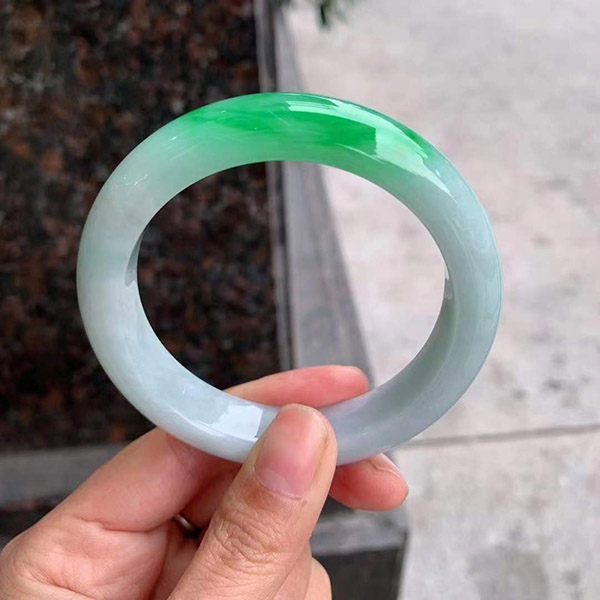 57圈口阳绿花正圈翡翠手镯，玉质细腻，底庄干净
