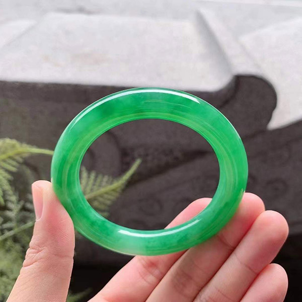 52圈口满圈辣绿圆条翡翠手镯
