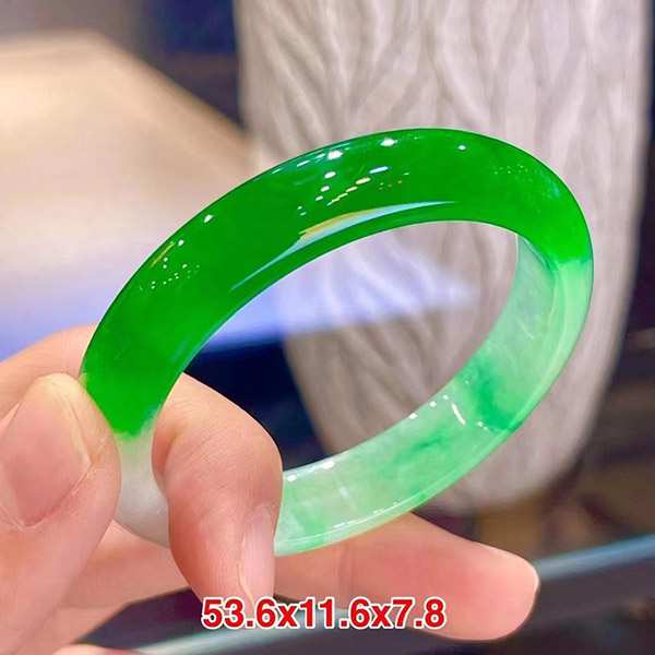 53圈口辣绿翡翠手镯