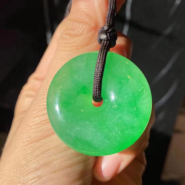 满色平安扣翡翠吊坠，种色相融，行家货，灵魂种水+满绿，大庄厚装，推荐