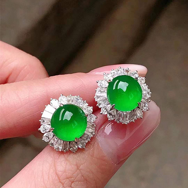 18k金镶高品质蛋面翡翠耳钉,满满的胶感,上耳大气高贵，经典保值