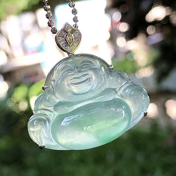透透的甜甜的一枚翡翠佛公吊坠 简单扣头镶嵌已经足够美了～