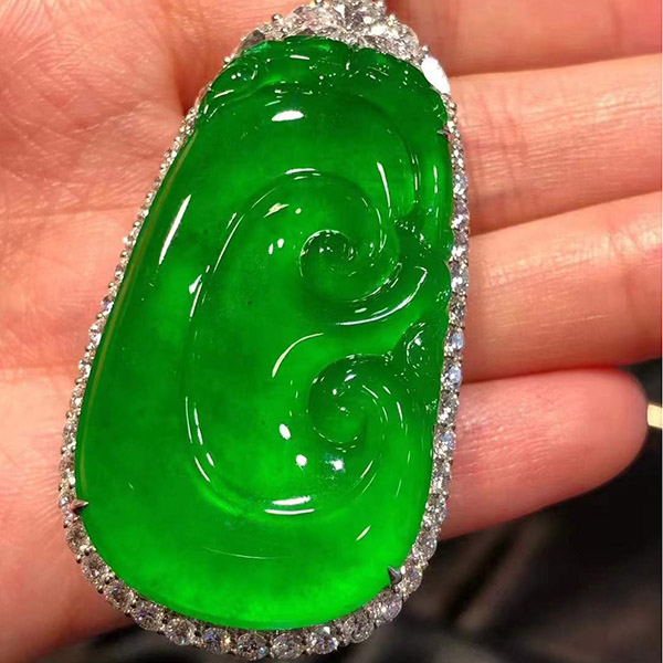 玻璃种纯净帝王绿大如意翡翠吊坠，水润透光，臻品