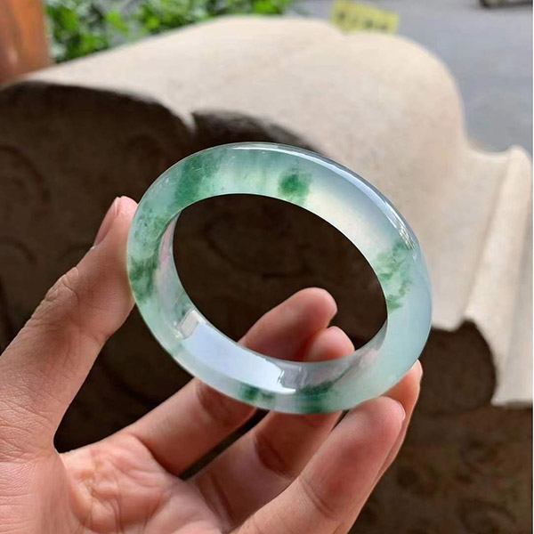 55圈口正圈高冰飘花刚味种水翡翠手镯，如水般清澈，透透润润，水草一般的飘花，起高品质！