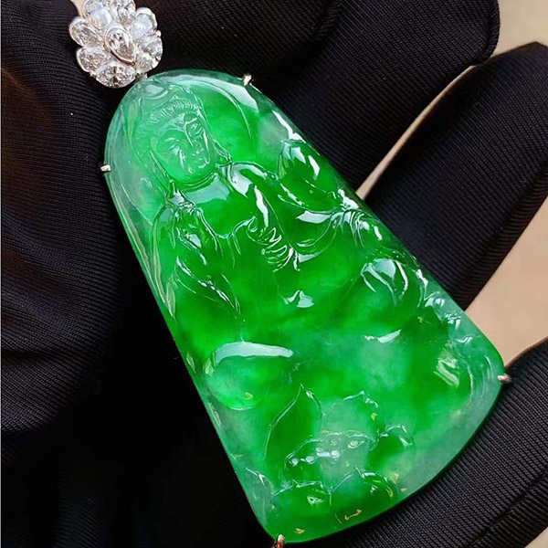 玻璃种帝王绿观音翡翠吊坠，种水俱佳，收藏佳品