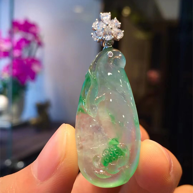 翡翠寓意：年年有余 玻璃种带翠挂件