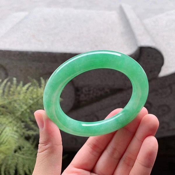 55圈口满绿圆条翡翠手镯