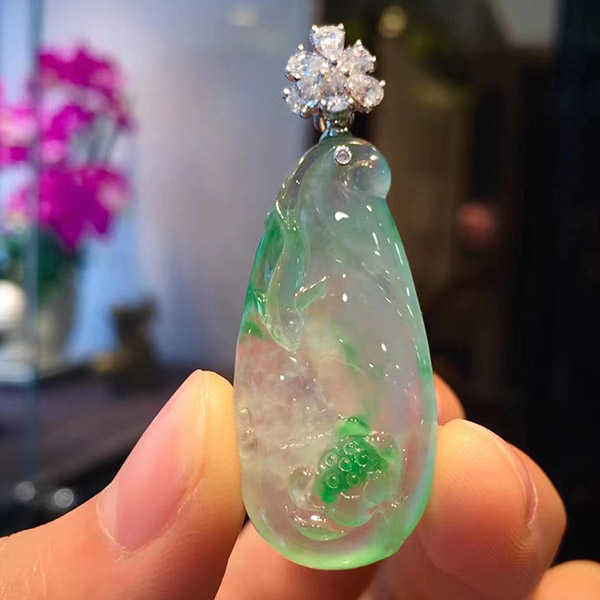 年年有余玻璃种带翠翡翠挂件
