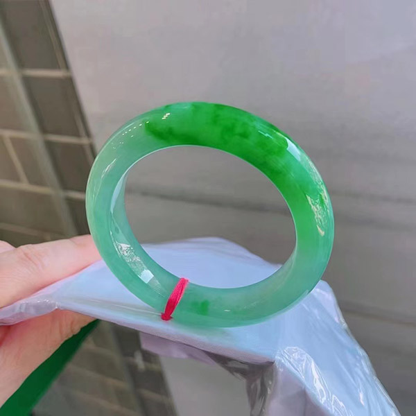 57圈口冰种翠绿翡翠手镯