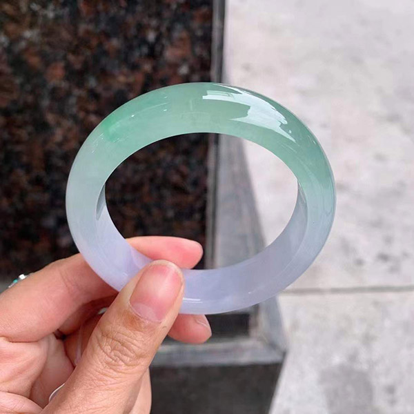 54圈口冰春彩正圈翡翠手镯，半圈冰绿光感十足，紫底娇美夺目