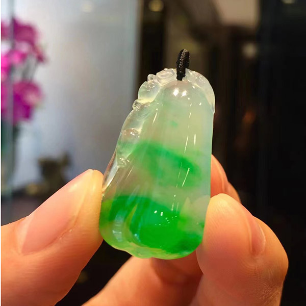 饱满福瓜翡翠吊坠，起胶，飘绿，整体给人非常舒服的感觉，值得收藏！