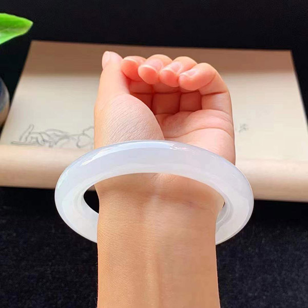 56圈口正冰种圆条翡翠手镯，冰纯清爽，清新脱俗，淡淡的优雅甜美感