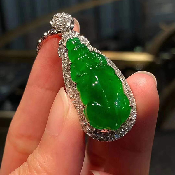 高冰帝王绿金牛翡翠吊坠，满钻两圈豪镶，寓意好，扭转乾坤