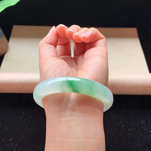56圈口冰种绿花正圈翡翠手镯，种老细腻，水润感强，清爽清新