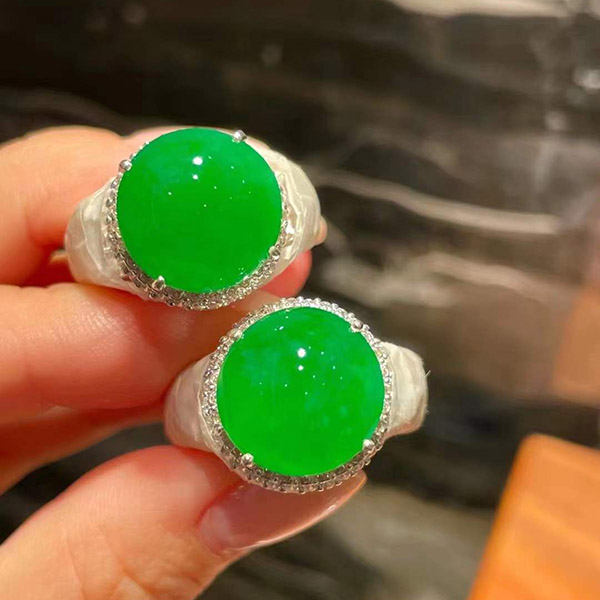 老坑正阳满绿翡翠戒指/耳钉套装，形状也非常好，性价比很不错