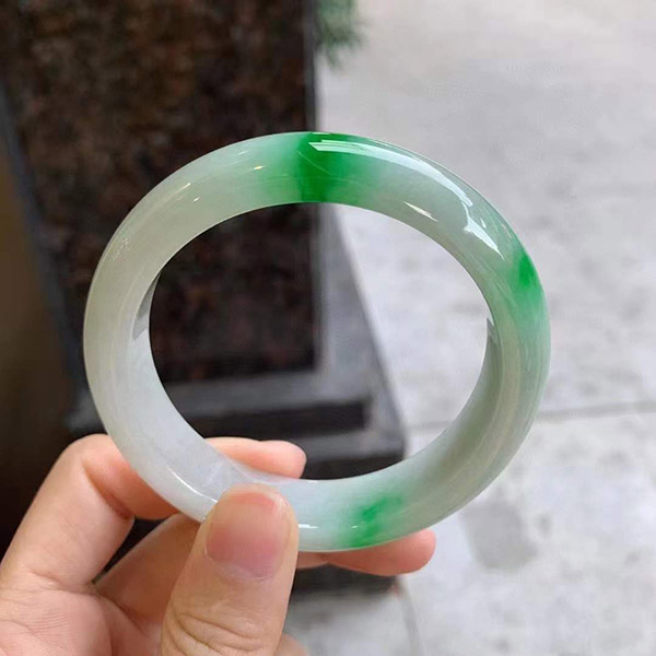 55圈口白底青正圈翡翠手镯，底庄洁白细腻，辣绿花鲜艳靓丽动人