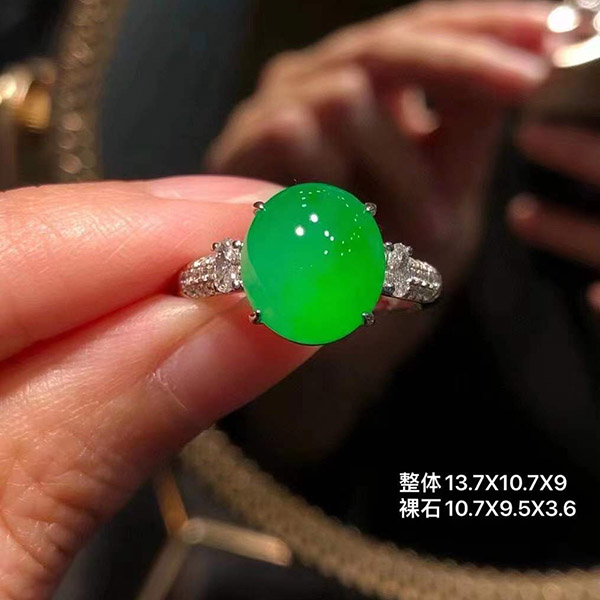 高冰阳绿鸽子蛋翡翠戒指，通透，优雅有灵气