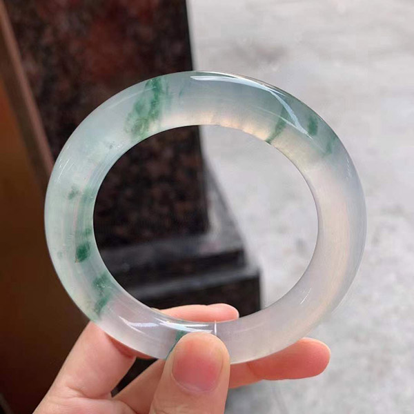 55圈口冰飘花圆条翡翠手镯，冰润干净，飘花清新灵动