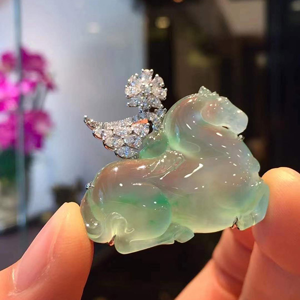 木那料唐马翡翠吊坠，种老起胶，水水润润，果冻感，飘绿有意境，镶嵌简约大气时尚