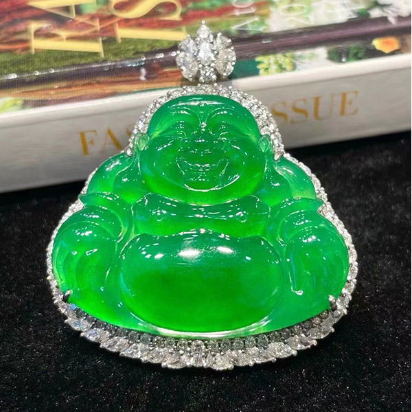 高冰种阳绿佛公翡翠吊坠，种水非常好，满绿翠绿，开脸慈祥