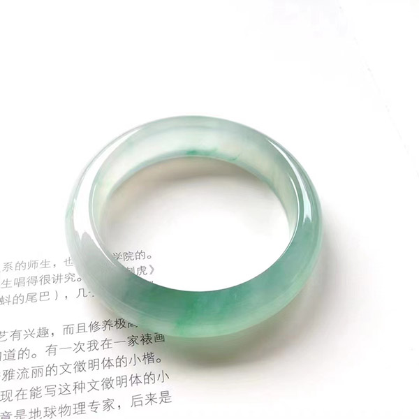 54圈口正圈高冰绿种翡翠手镯