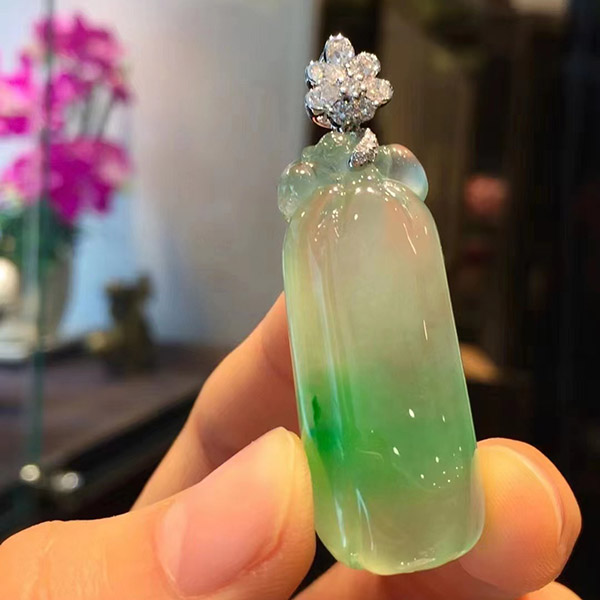 玻璃种福瓜翡翠吊坠，冰润通透，品相好，飘阳绿抢眼， 行家最爱