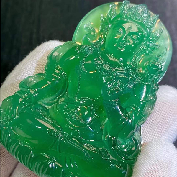 满绿度母翡翠吊坠，加龙大师作品，雕刻精细，种色融合