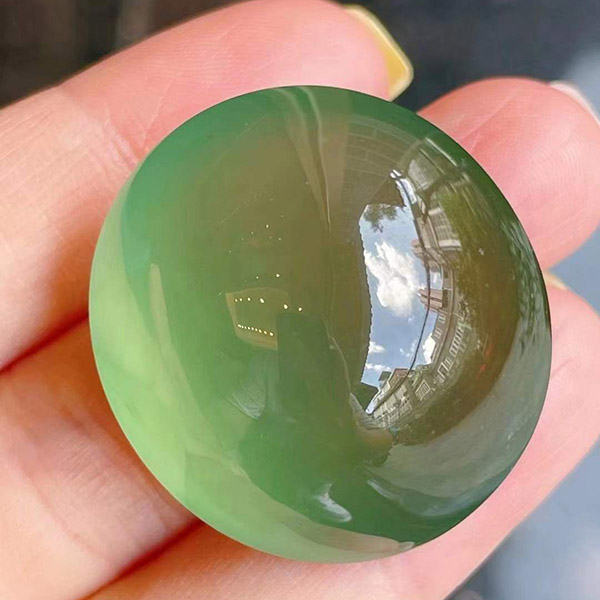 大鸽子蛋翡翠蛋面，满满的神秘，水灵灵的，特别饱满，镶嵌自戴都可