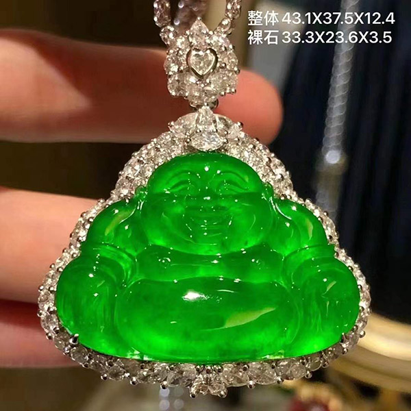 高质量荧光阳绿大佛翡翠吊坠，重金足钻豪镶 高端上档次，自留收藏送礼往来都推荐！